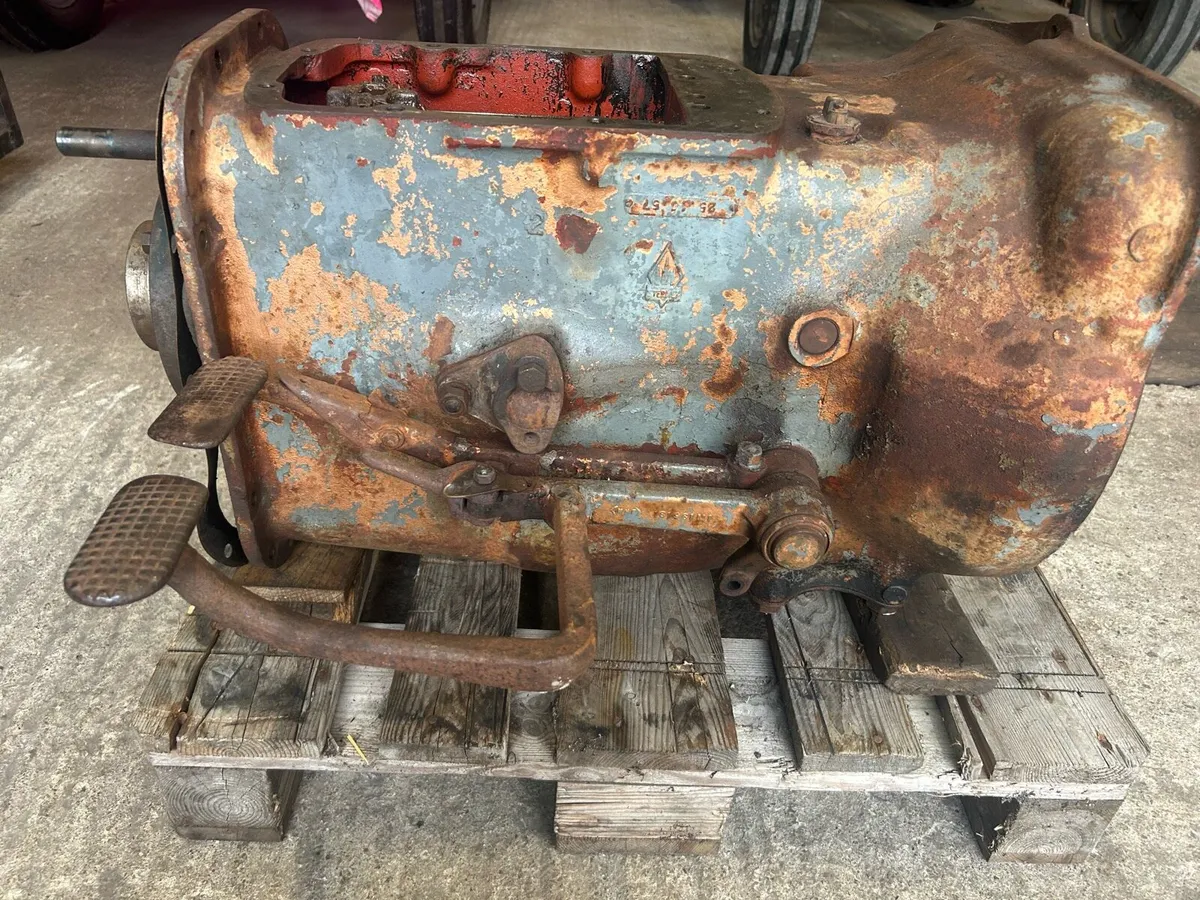 Single clutch MF 35 gearbox flywheel, brake pedals - Image 1