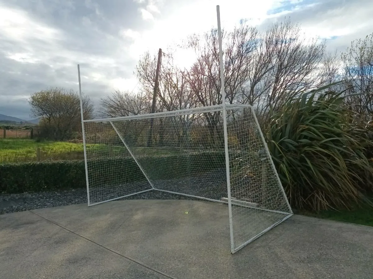 Goal post in very good condition - Image 1
