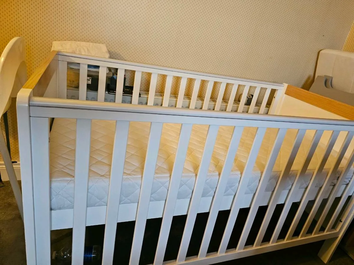 Baby cot and mattress - Image 2