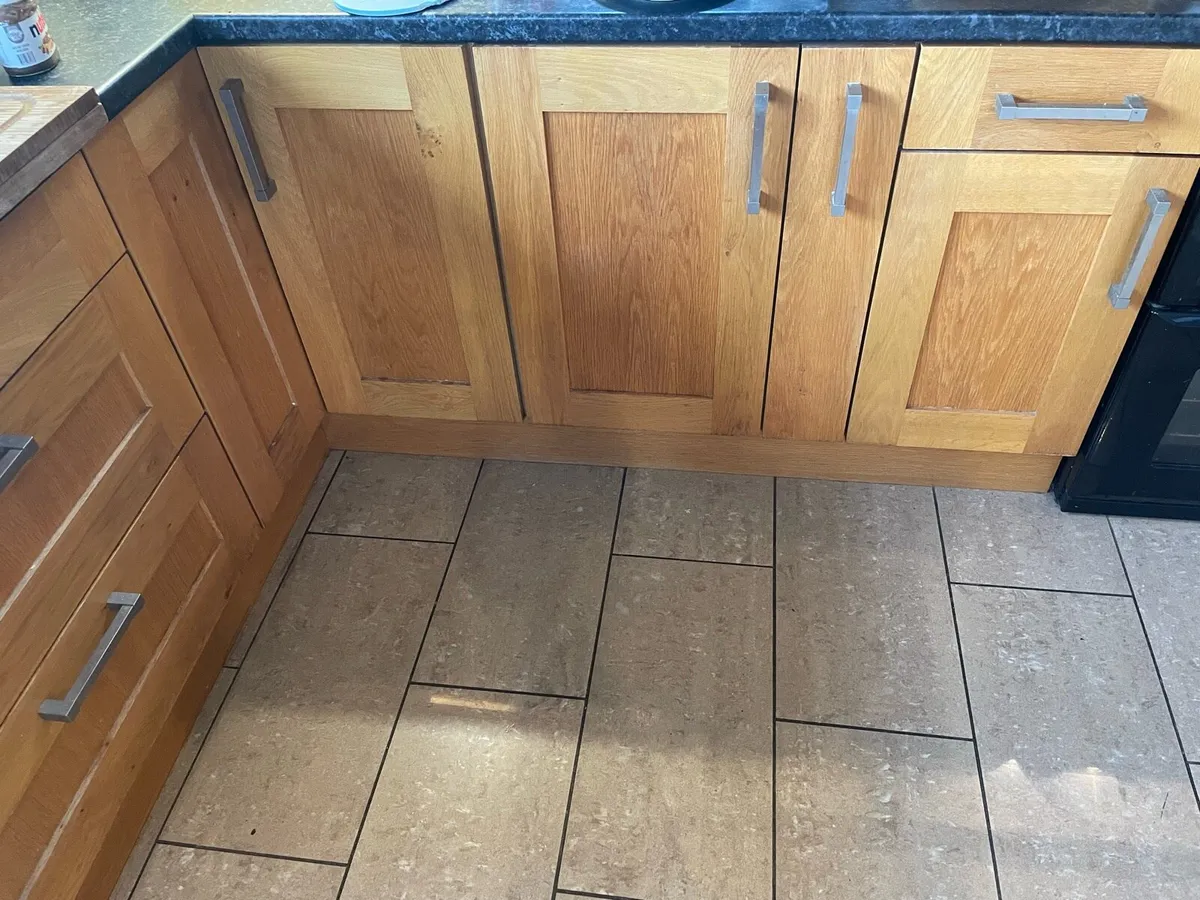 Solid oak kitchen doors and drawers - Image 1