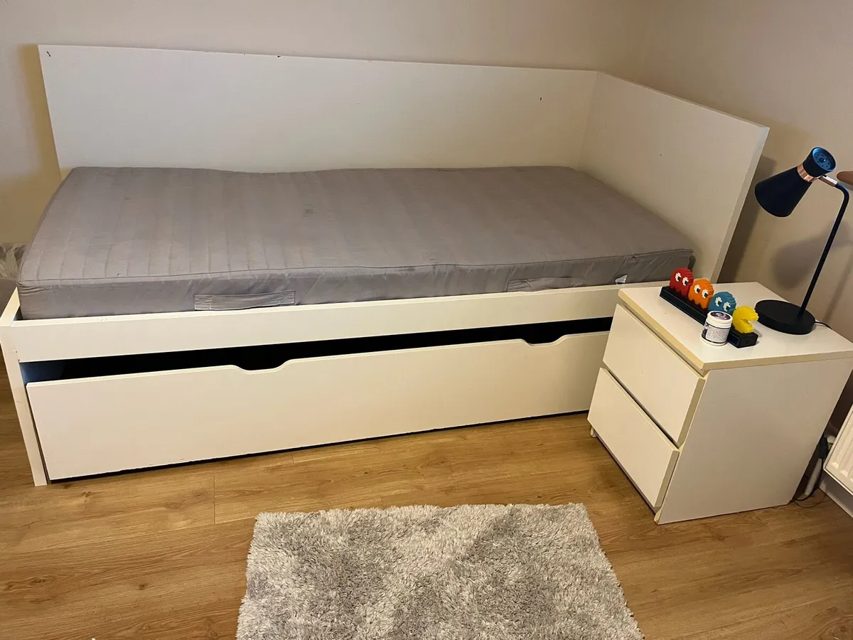 Bedroom furniture - Image 4