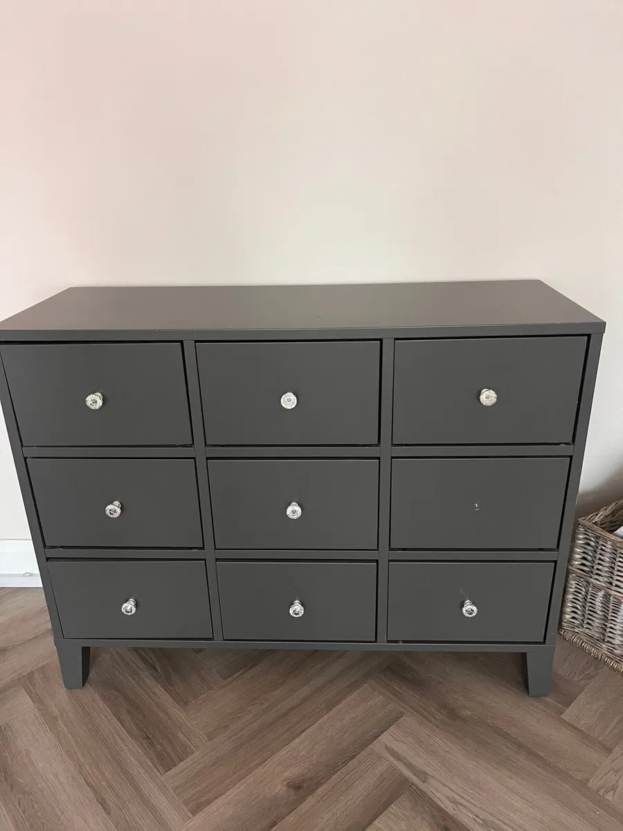 Chest of drawers