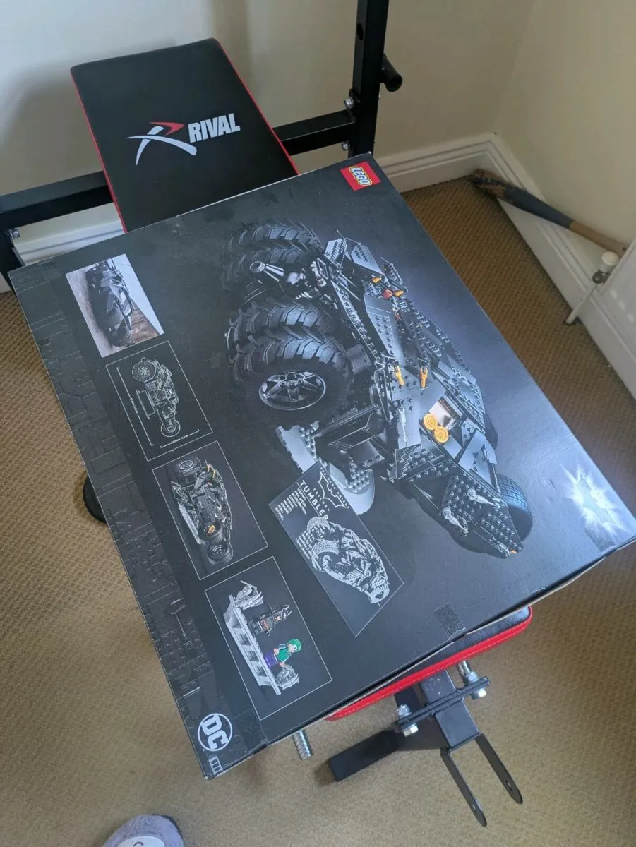 Batmobile tumbler Lego set