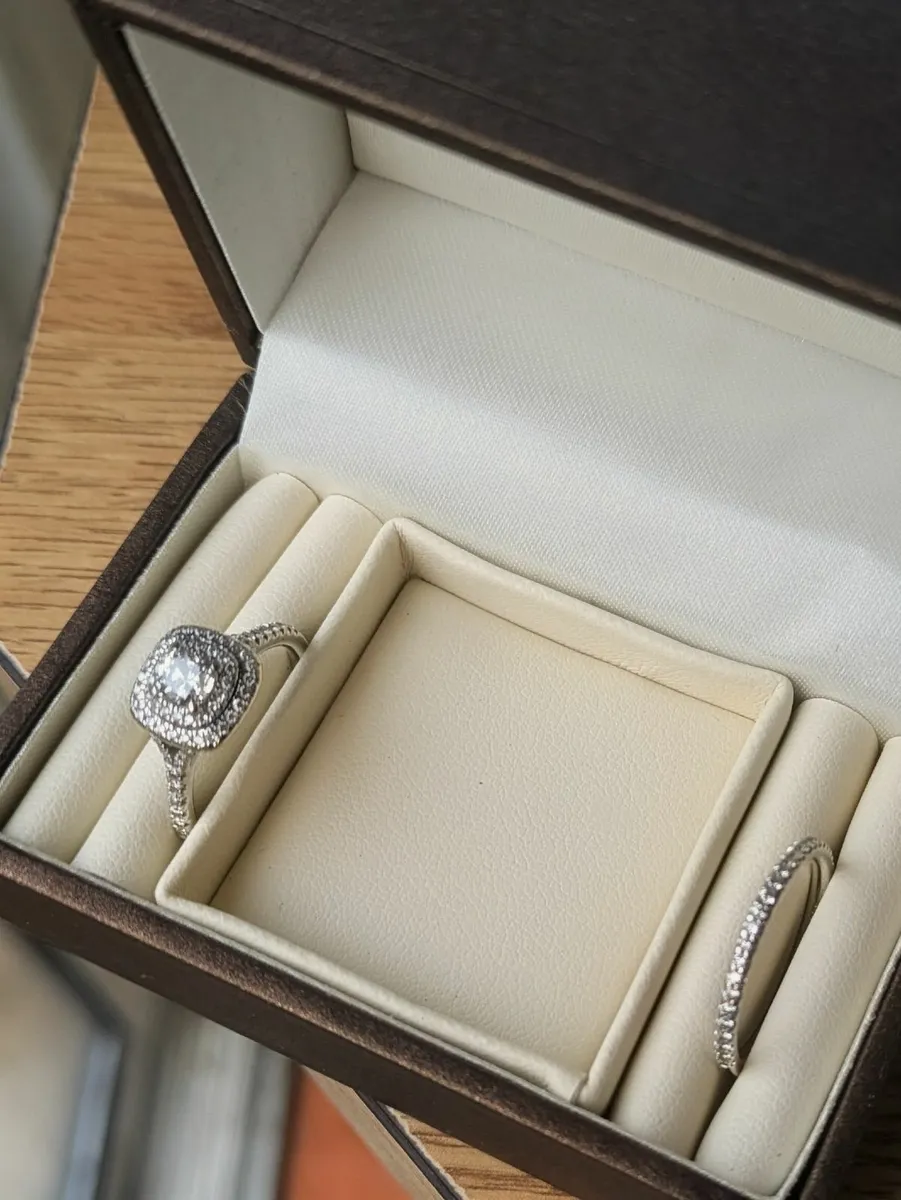 Engagement ring and wedding band - Image 1