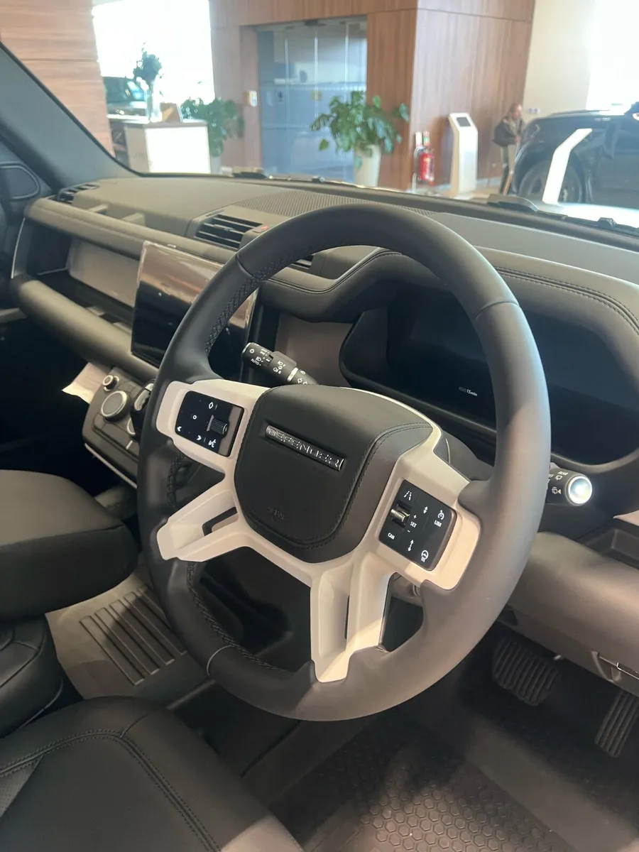 Land Rover Defender D350 X Dynamic HSE 2025 - Image 3