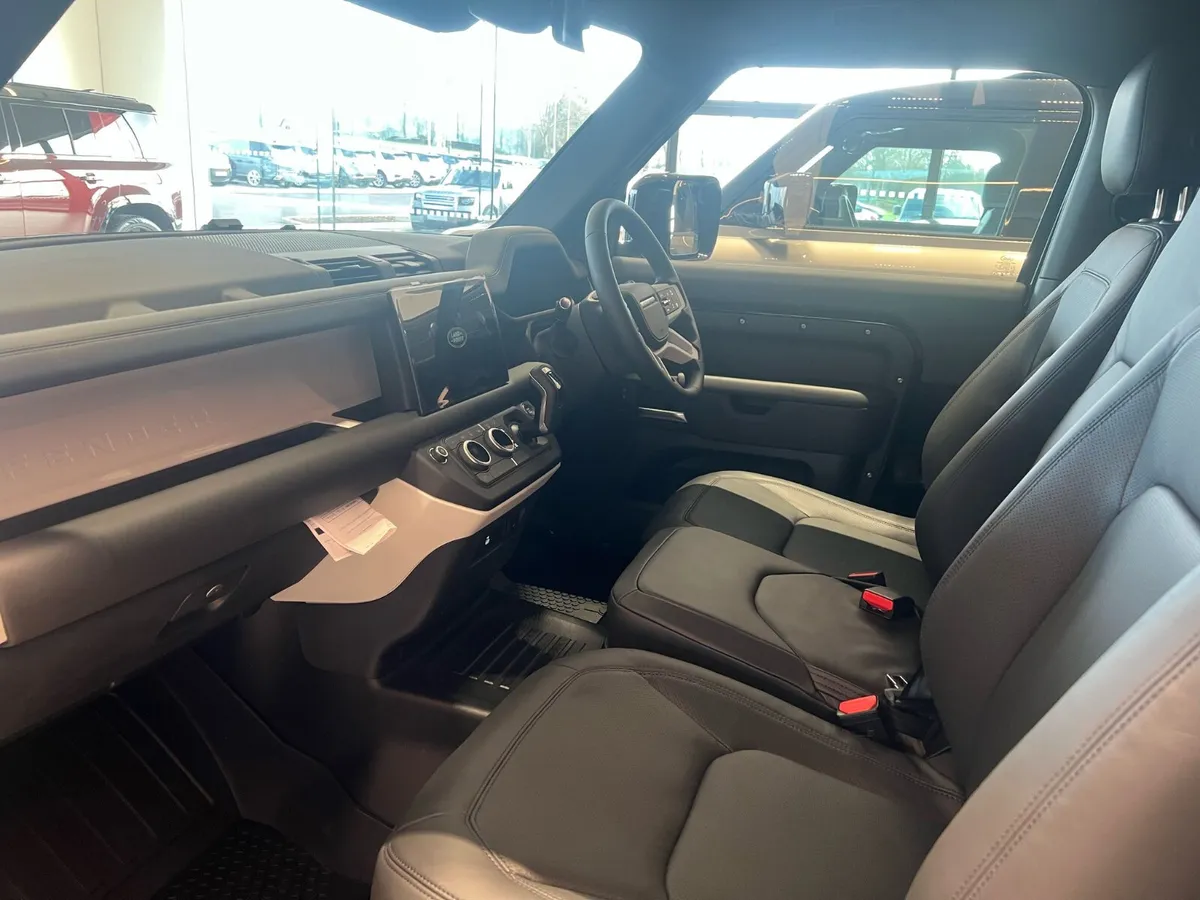 Land Rover Defender D350 X Dynamic HSE 2025 - Image 4