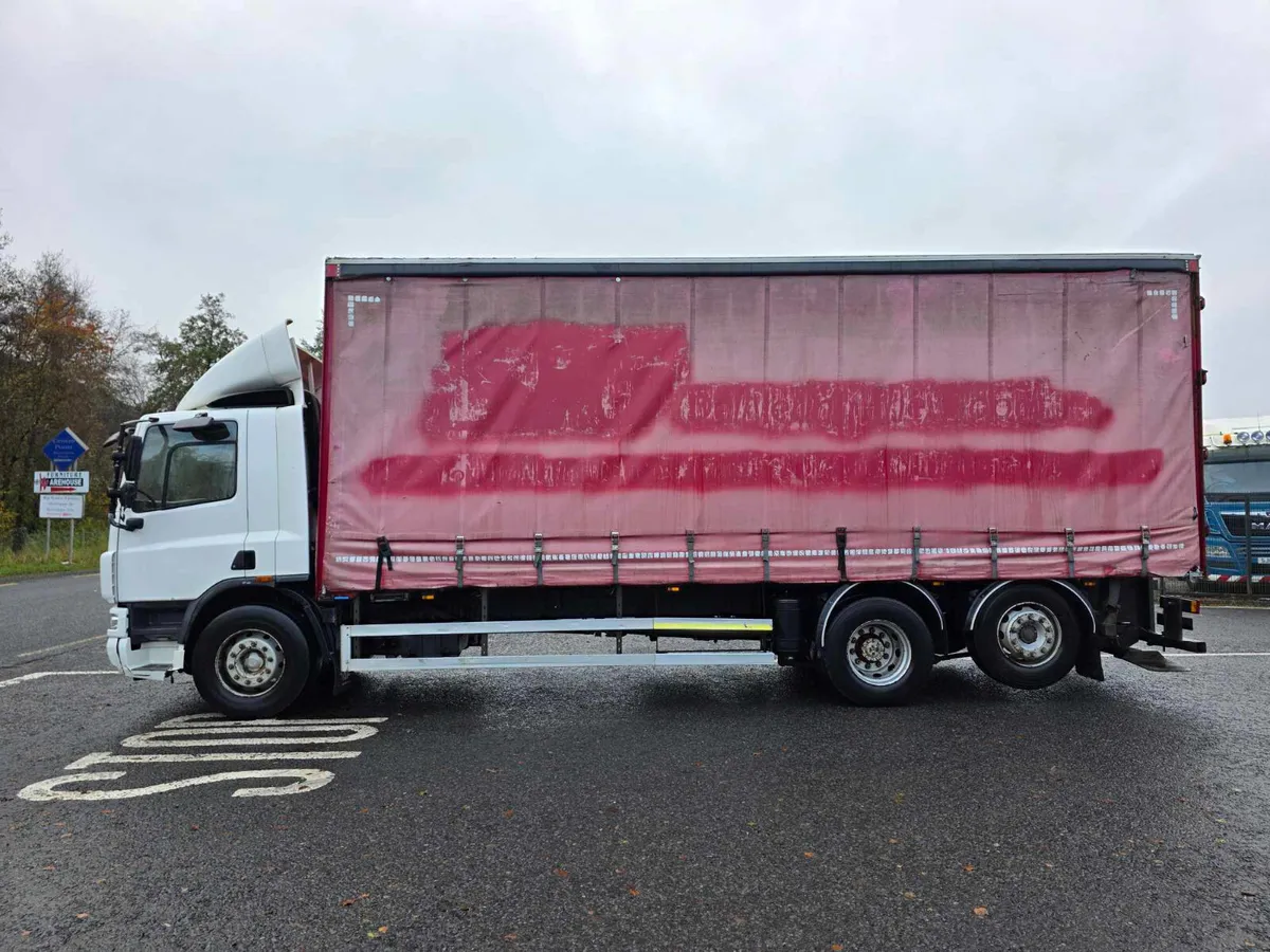 2012 DAF CF 6X2 Rear Steer 26ft Curtainsider - Image 4