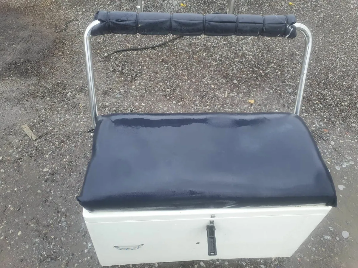 rib console  and seats - Image 2