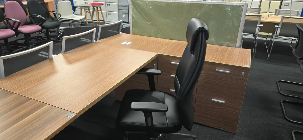 Executive desk and and leather managers chairs - Image 1