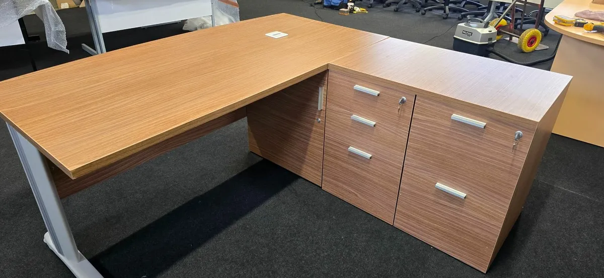 Executive desk and and leather managers chairs - Image 2