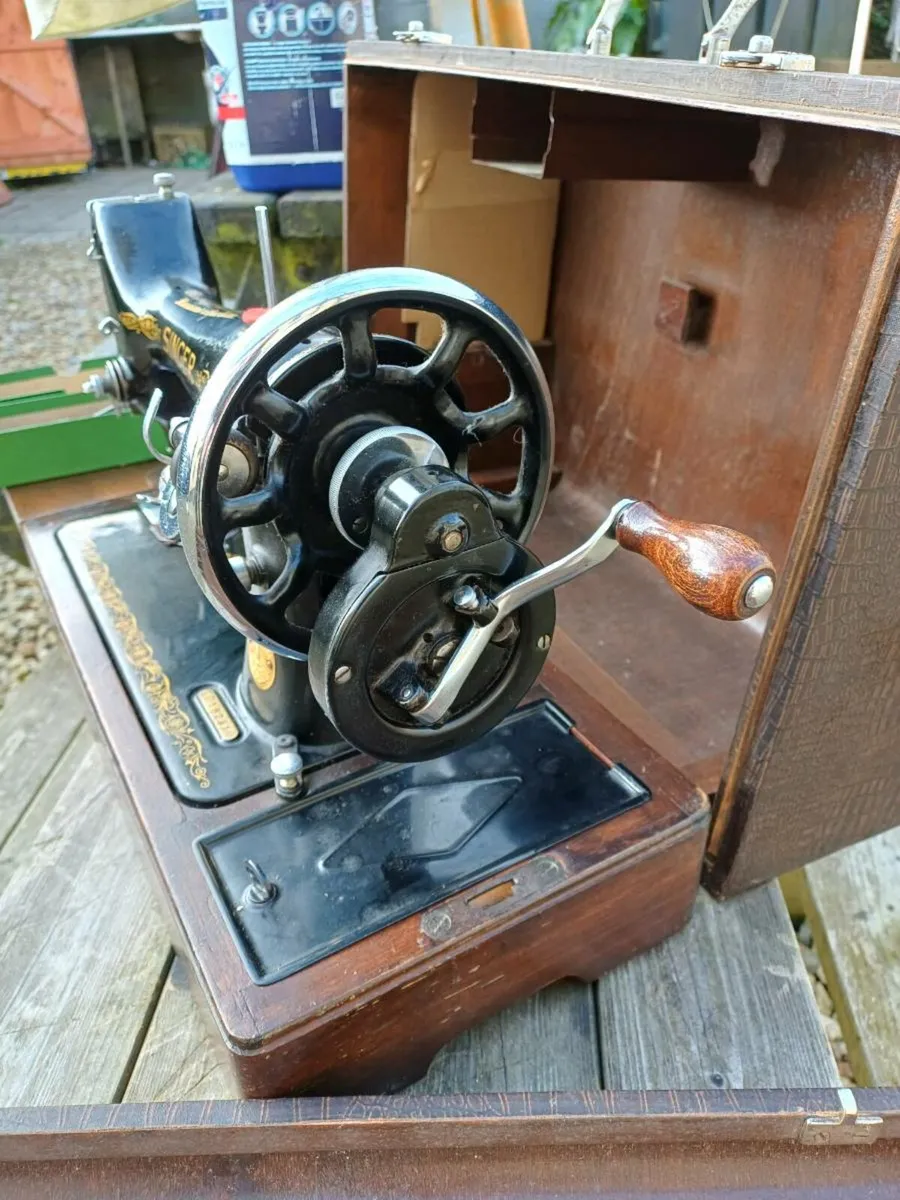 1941 Handcrank Singer Sewing Machine - Image 3