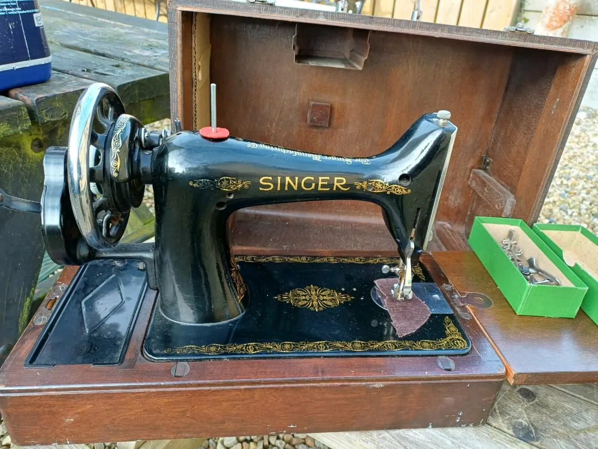 1941 Handcrank Singer Sewing Machine - Image 4