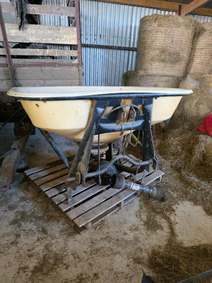Fertiliser spreader - Image 1