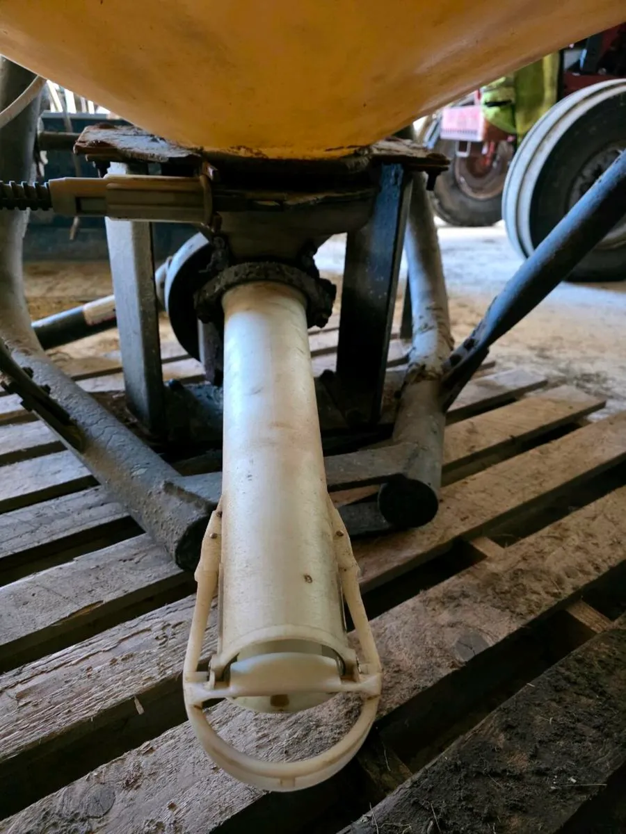 Fertiliser spreader - Image 4