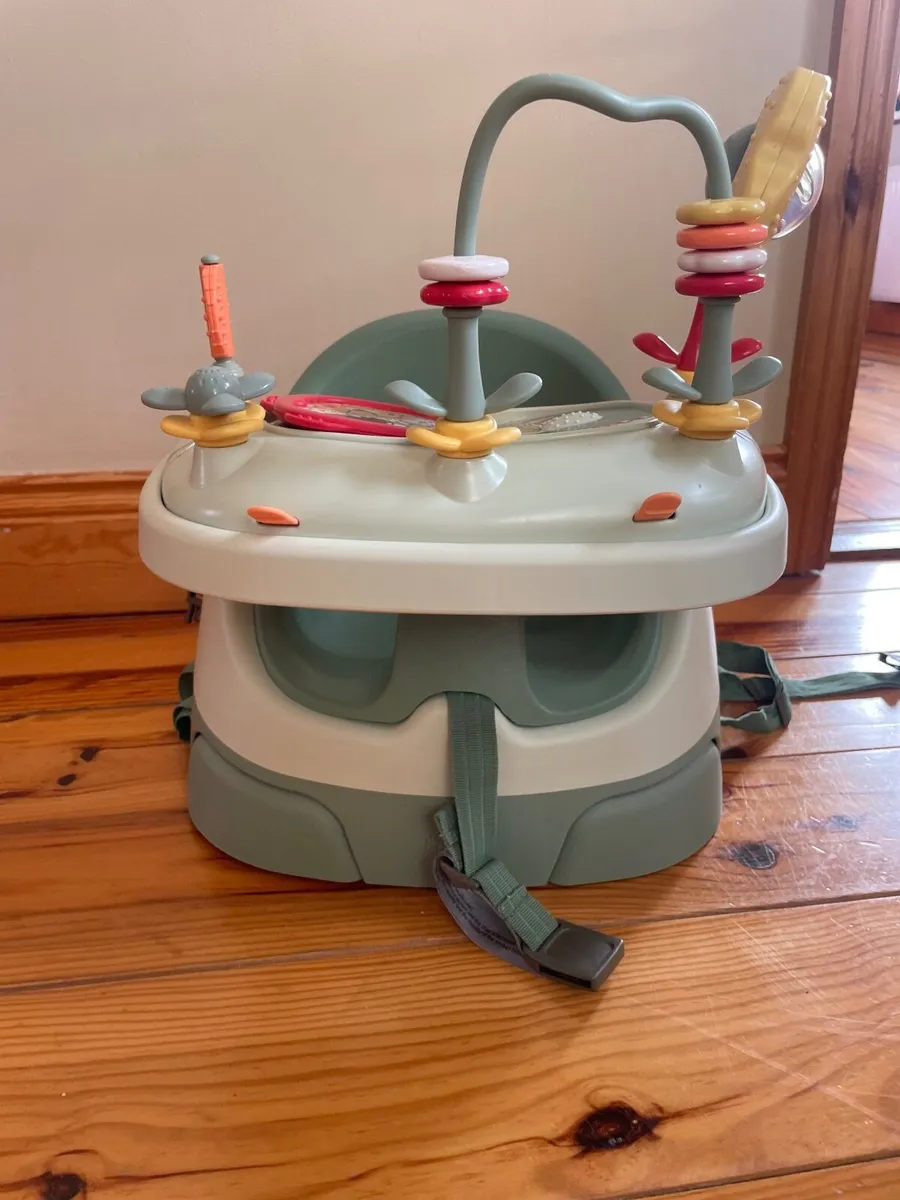 Snug floor seat with activity tray- Mamas and Papa