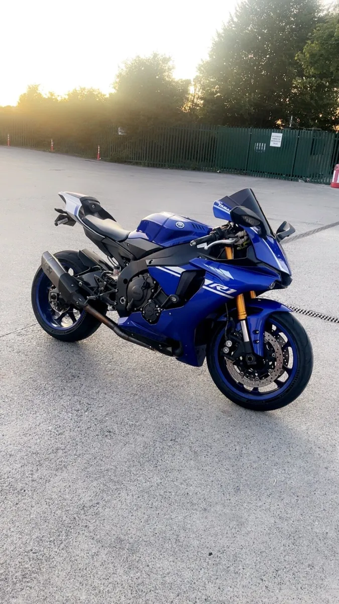 2017 YAMAHA R1 - Image 1