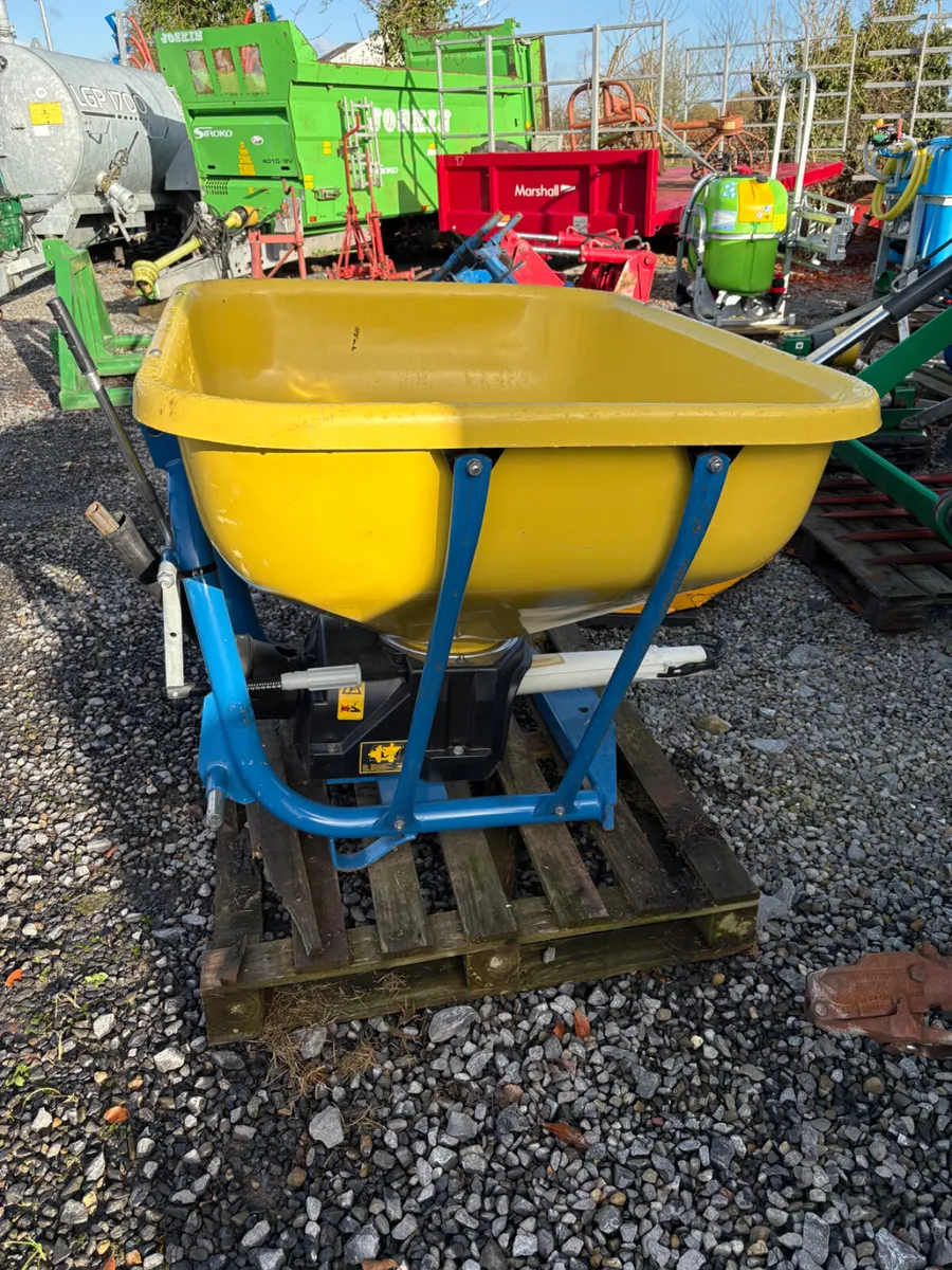 Fleming  wagtail fertiliser spreader - Image 4