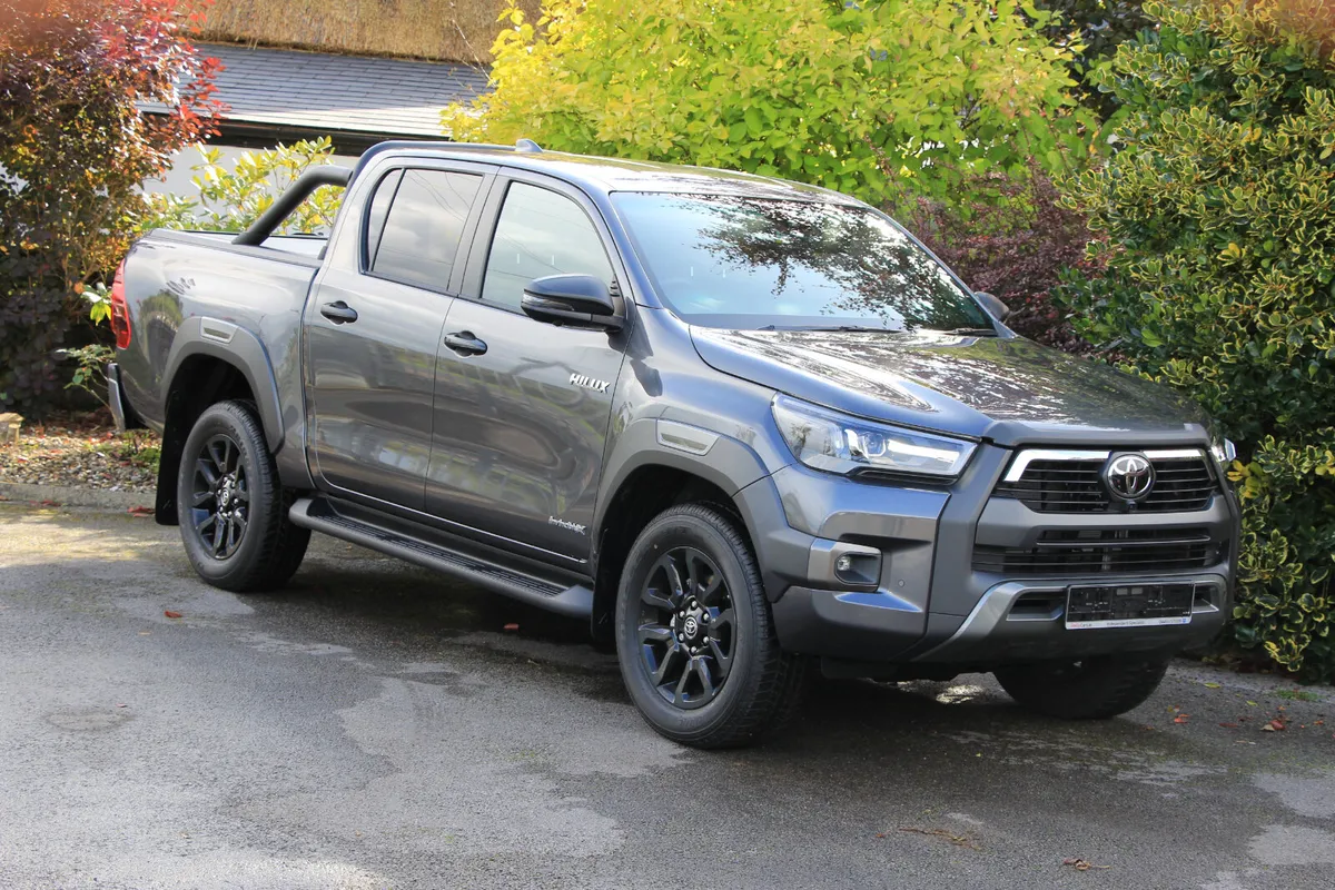 252 Hilux Invincible X * Roll cover and bars inc - Image 1