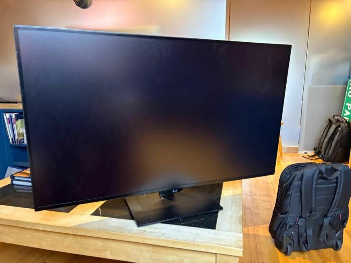LG 43" Computer Monitor - Image 2