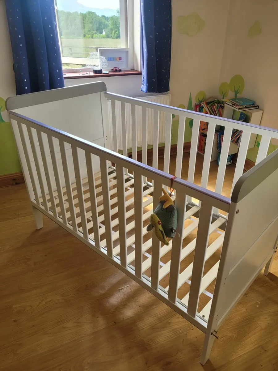 2 in 1 Cot and changing table - Image 4