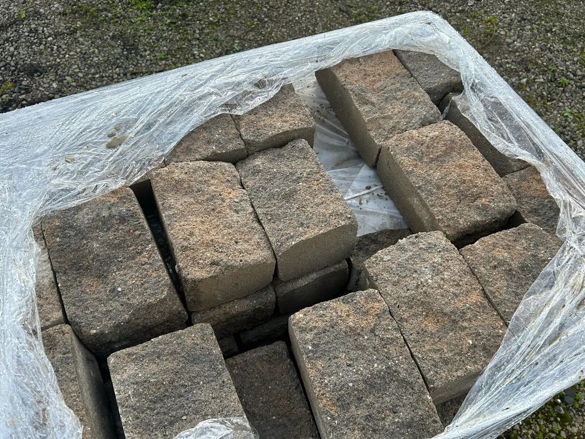 Roadstone hallmark stone - Image 3