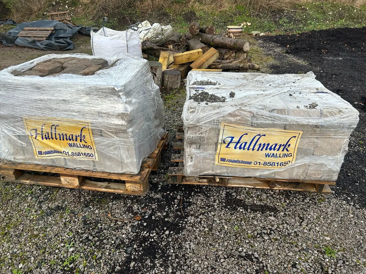 Roadstone hallmark stone - Image 1