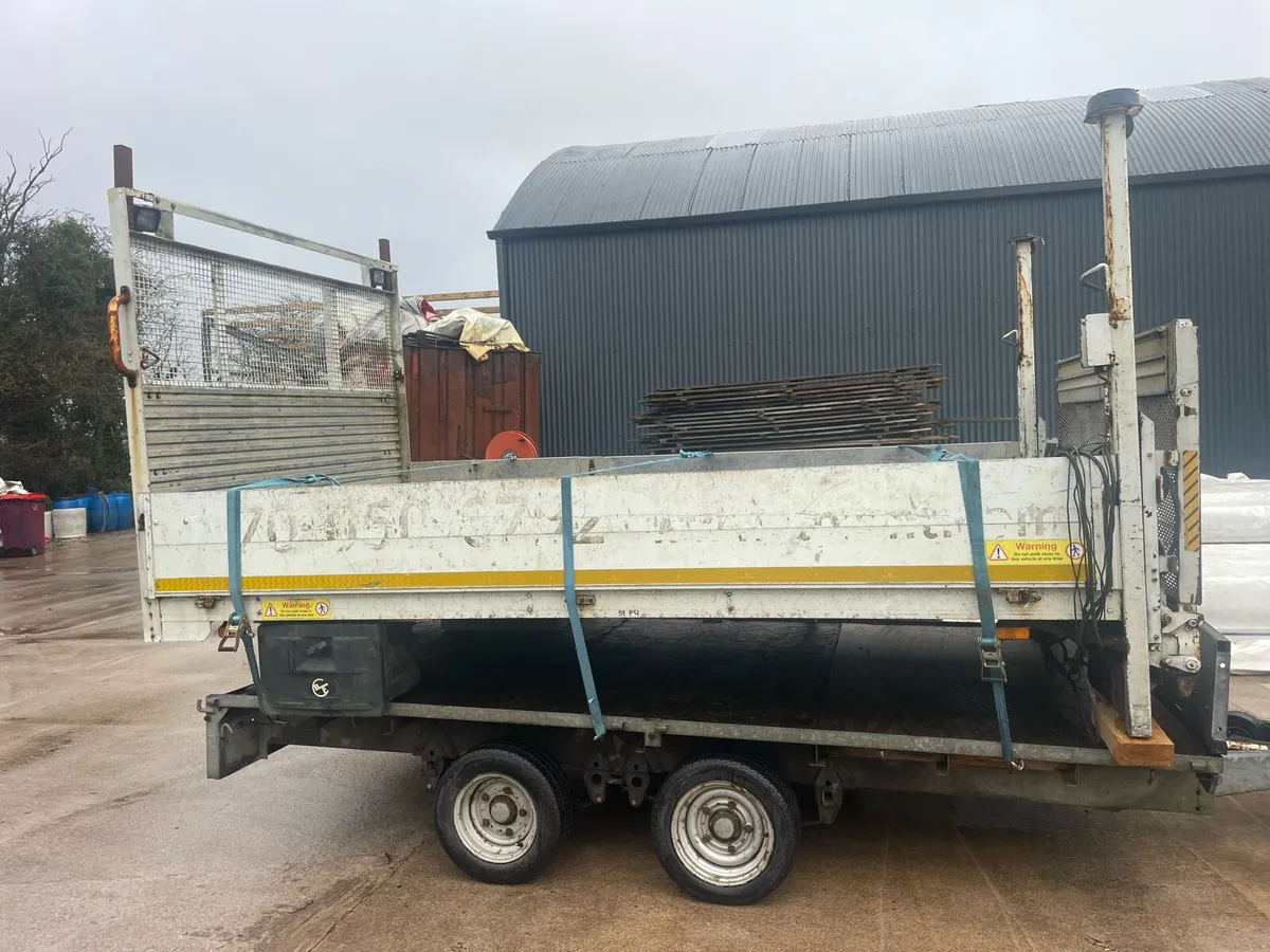 Flatbed with tail lift - Image 1