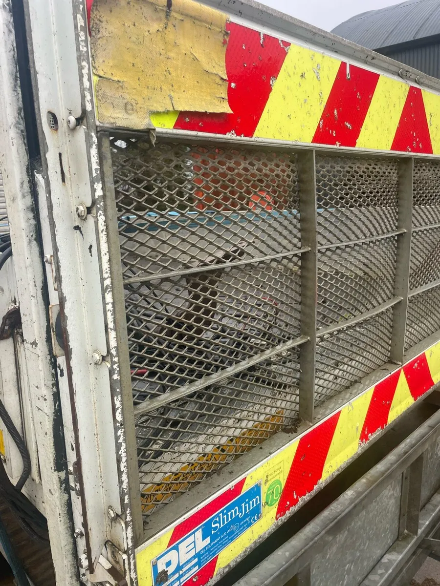 Flatbed with tail lift - Image 3