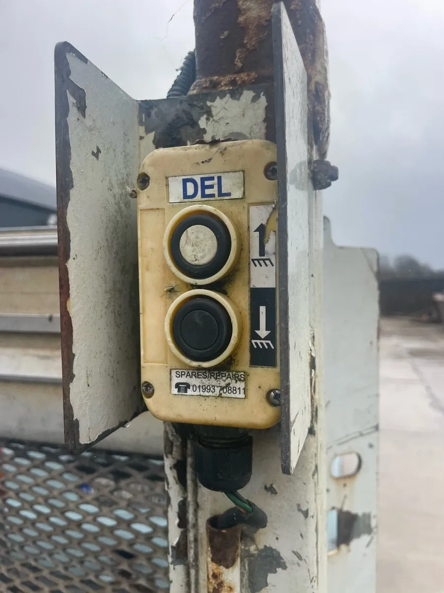 Flatbed with tail lift - Image 4