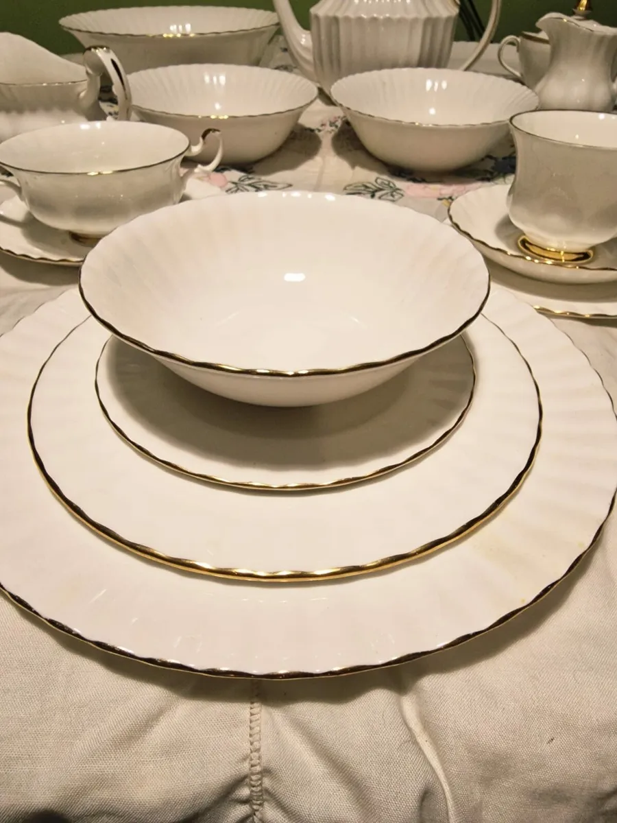 Royal albert Val' dor 66 piece - Image 1