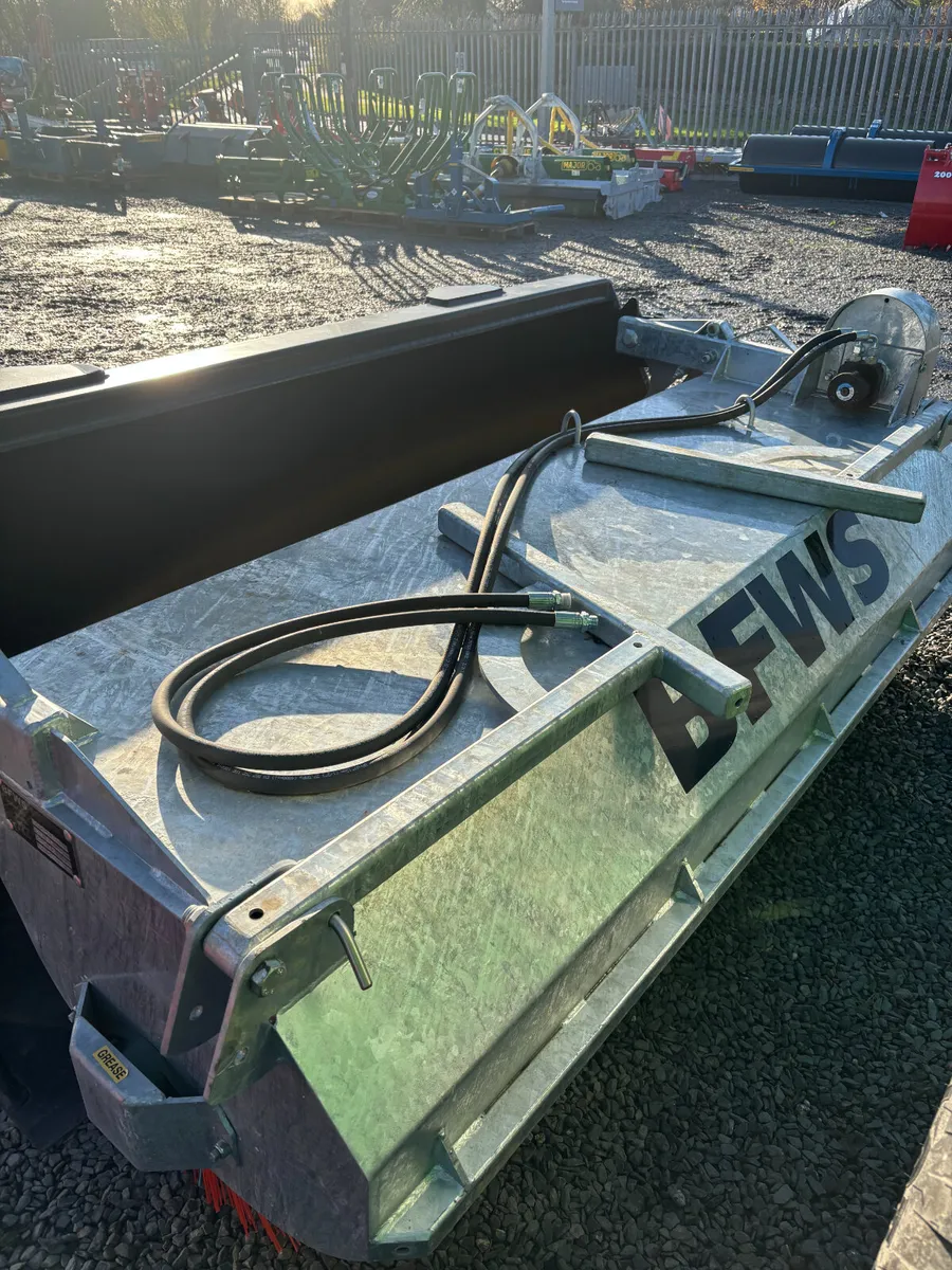 Bloomer 7ft6" Hyd Sweeper and Bucket - Image 4