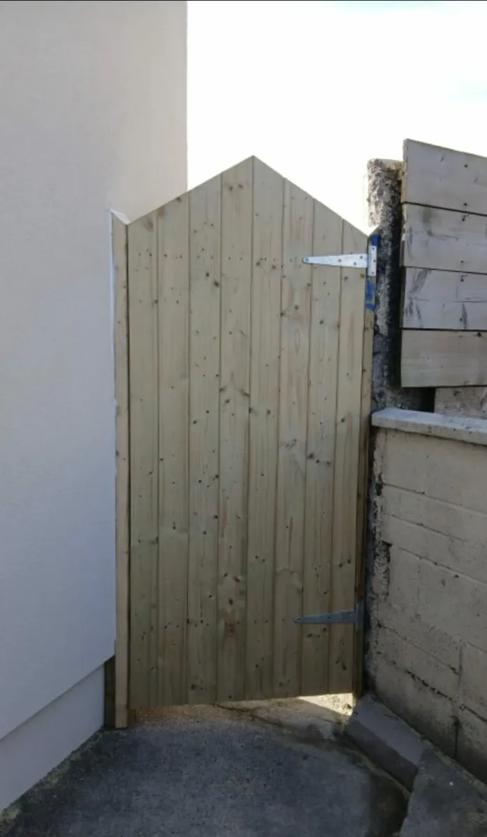 Wooden side gates - Image 4
