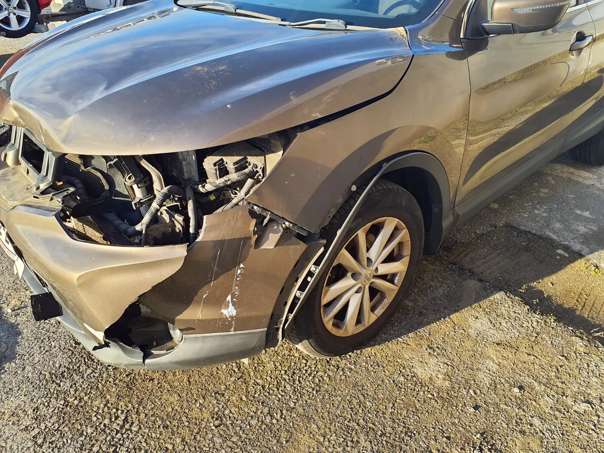 2015 Nissan Qashqai, light damage - Image 4