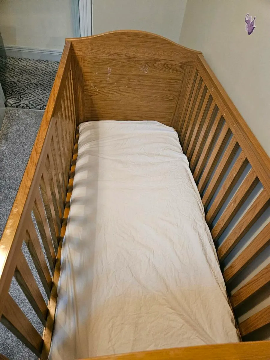 Cot and mattress - Image 4