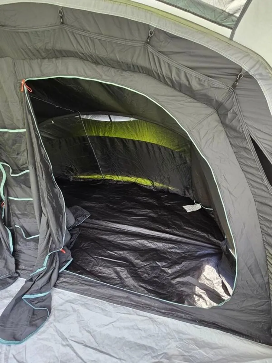 Decathlon Quechua Arpenaz 5.2 5-man 3-room Tent Fresh & Black - Image 2