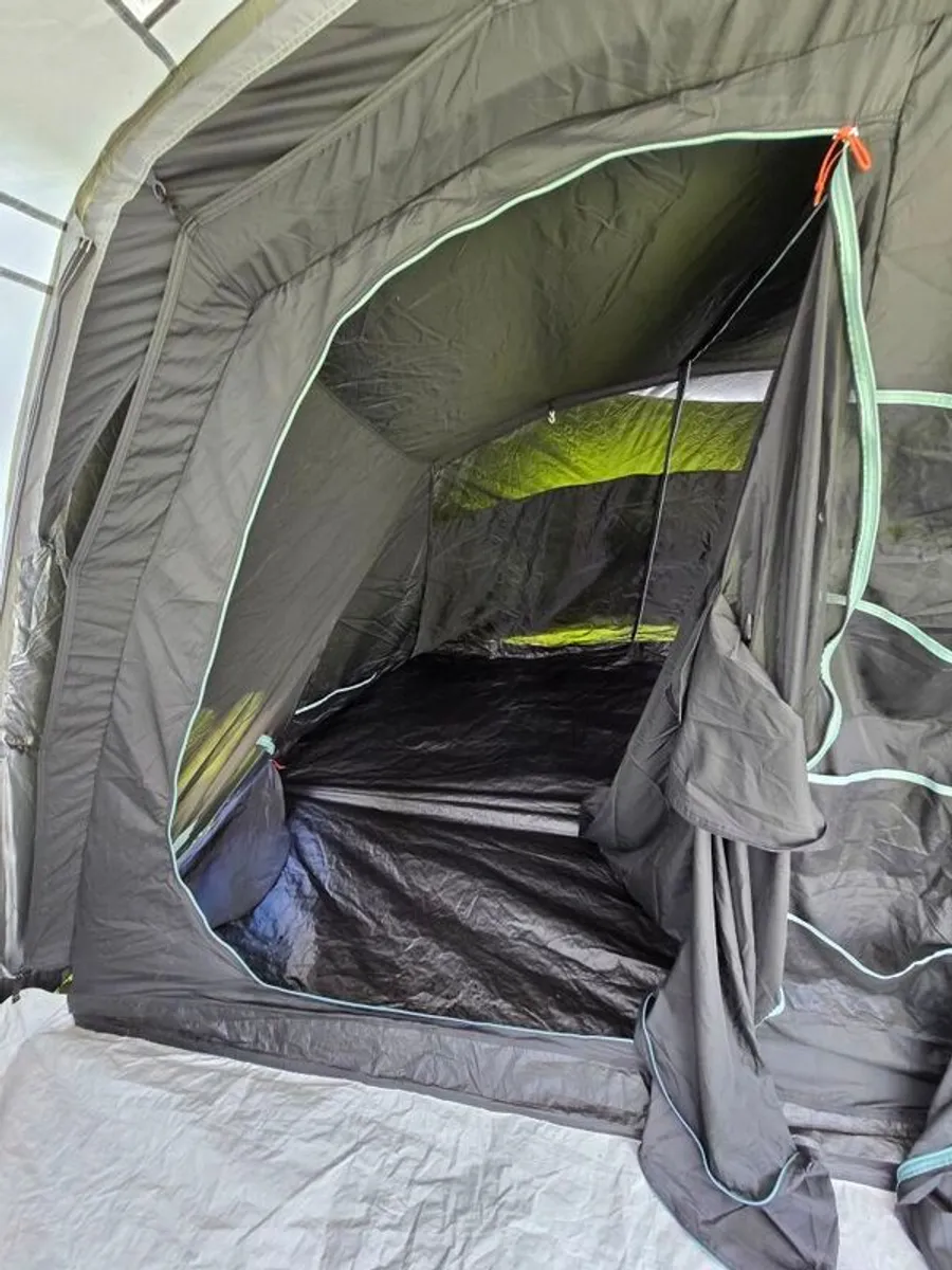 Decathlon Quechua Arpenaz 5.2 5-man 3-room Tent Fresh & Black - Image 3