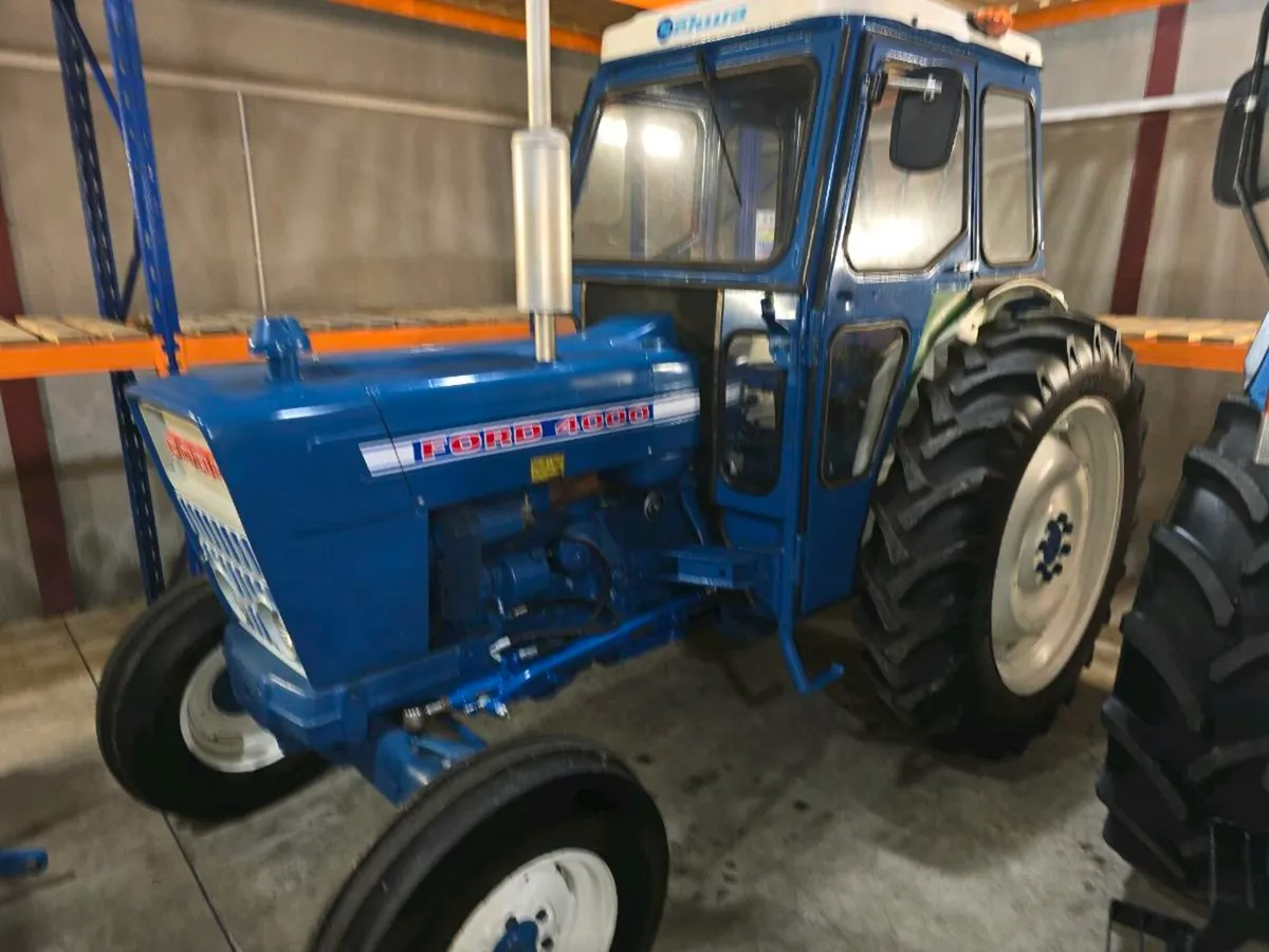 4000 vintage tractor with cab in great condition - Image 2