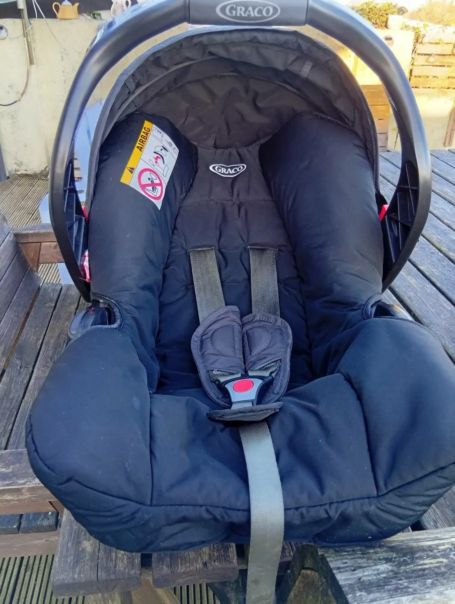 Graco car seat with adapter - Image 1