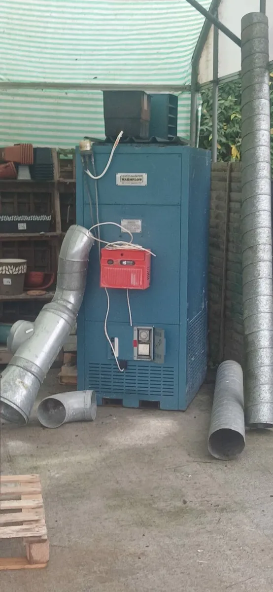 LARGE INDUSTRIAL WARMFLOW OIL HEATER WITH FLUE PIP - Image 1