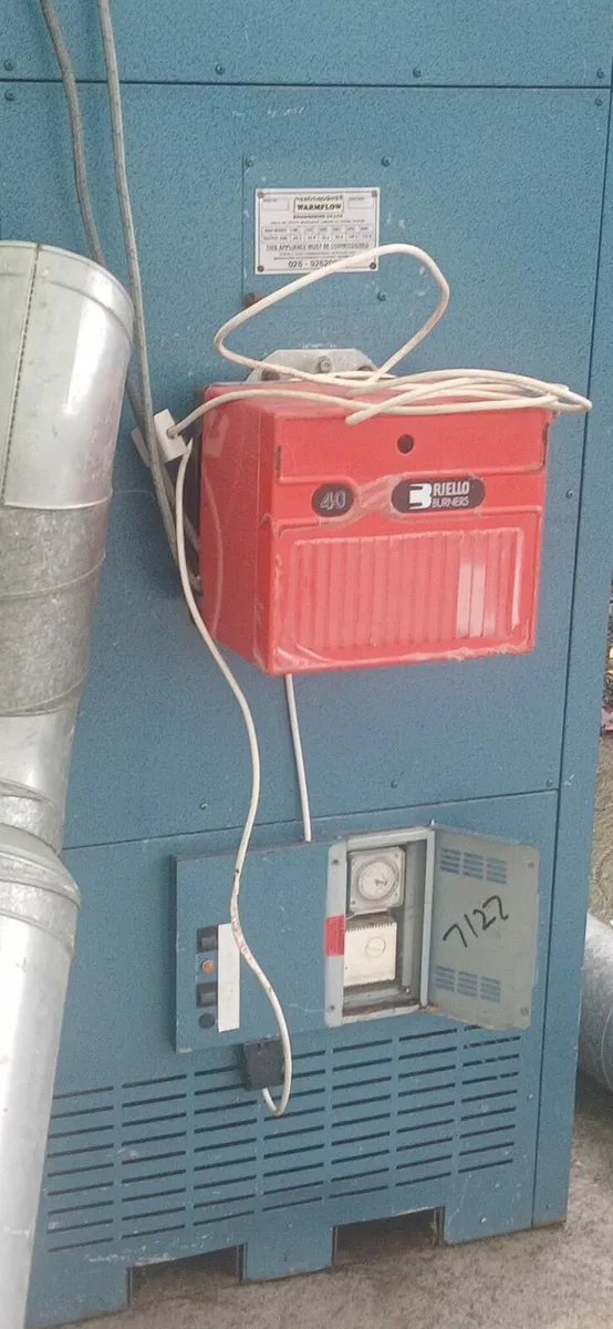 LARGE INDUSTRIAL WARMFLOW OIL HEATER WITH FLUE PIP - Image 2