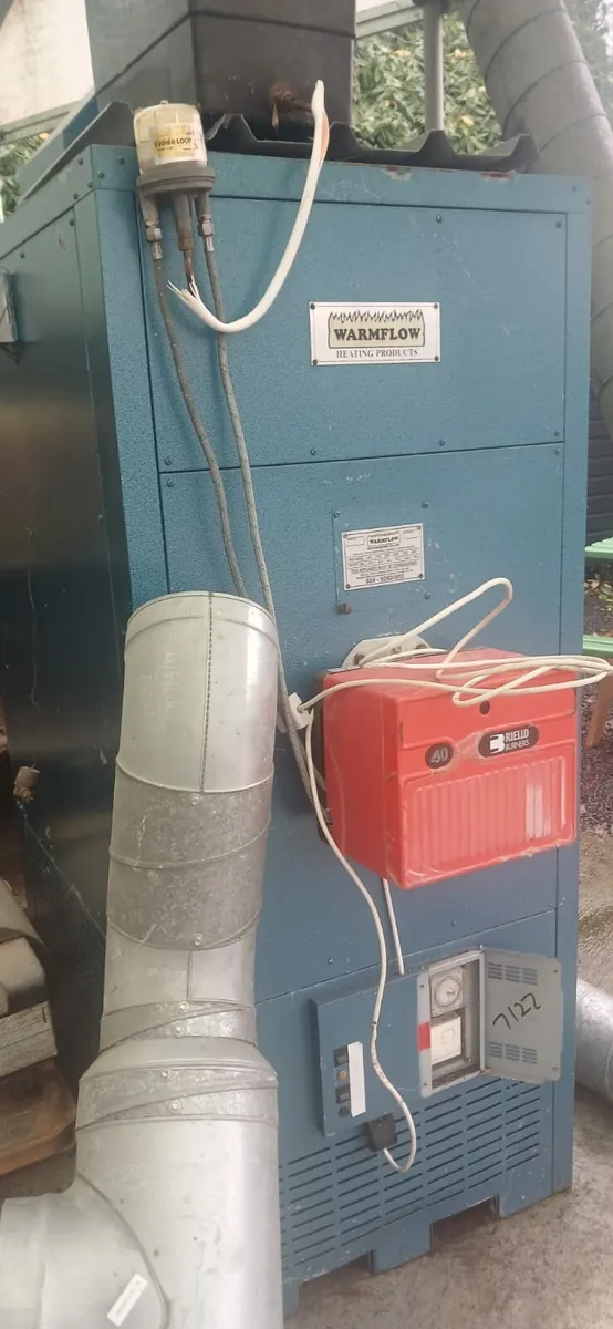 LARGE INDUSTRIAL WARMFLOW OIL HEATER WITH FLUE PIP - Image 3