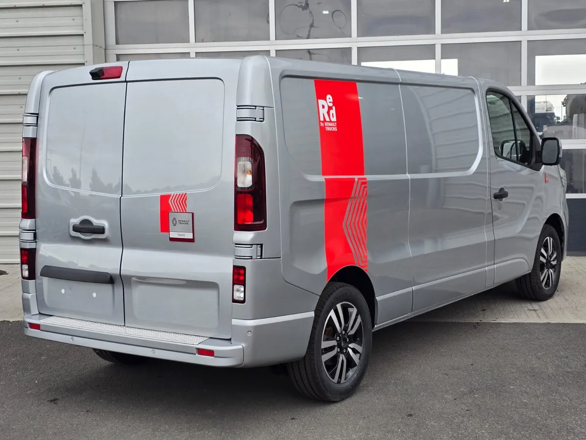 Renault Trafic Exclusive 150BHP Manual Silver - Image 3