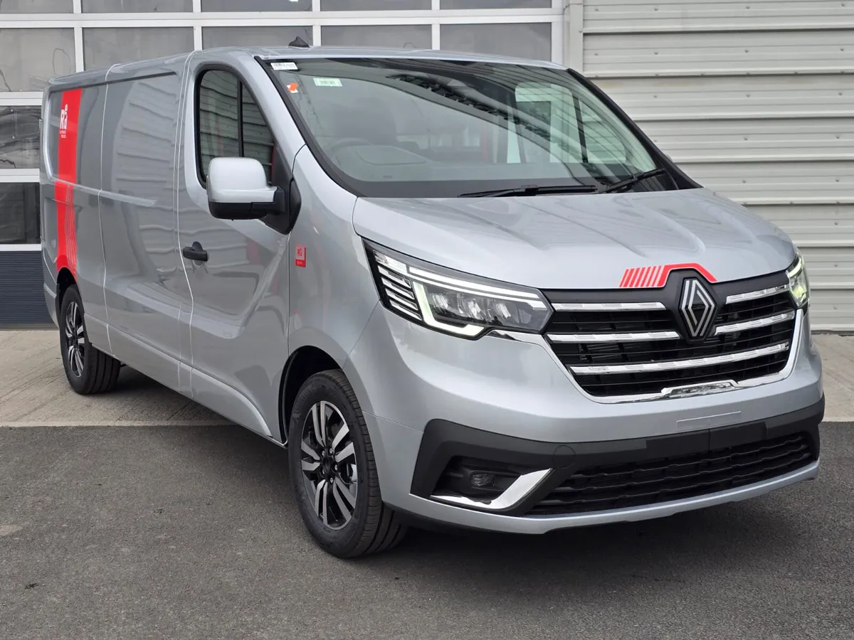 Renault Trafic Exclusive 150BHP Manual Silver - Image 1