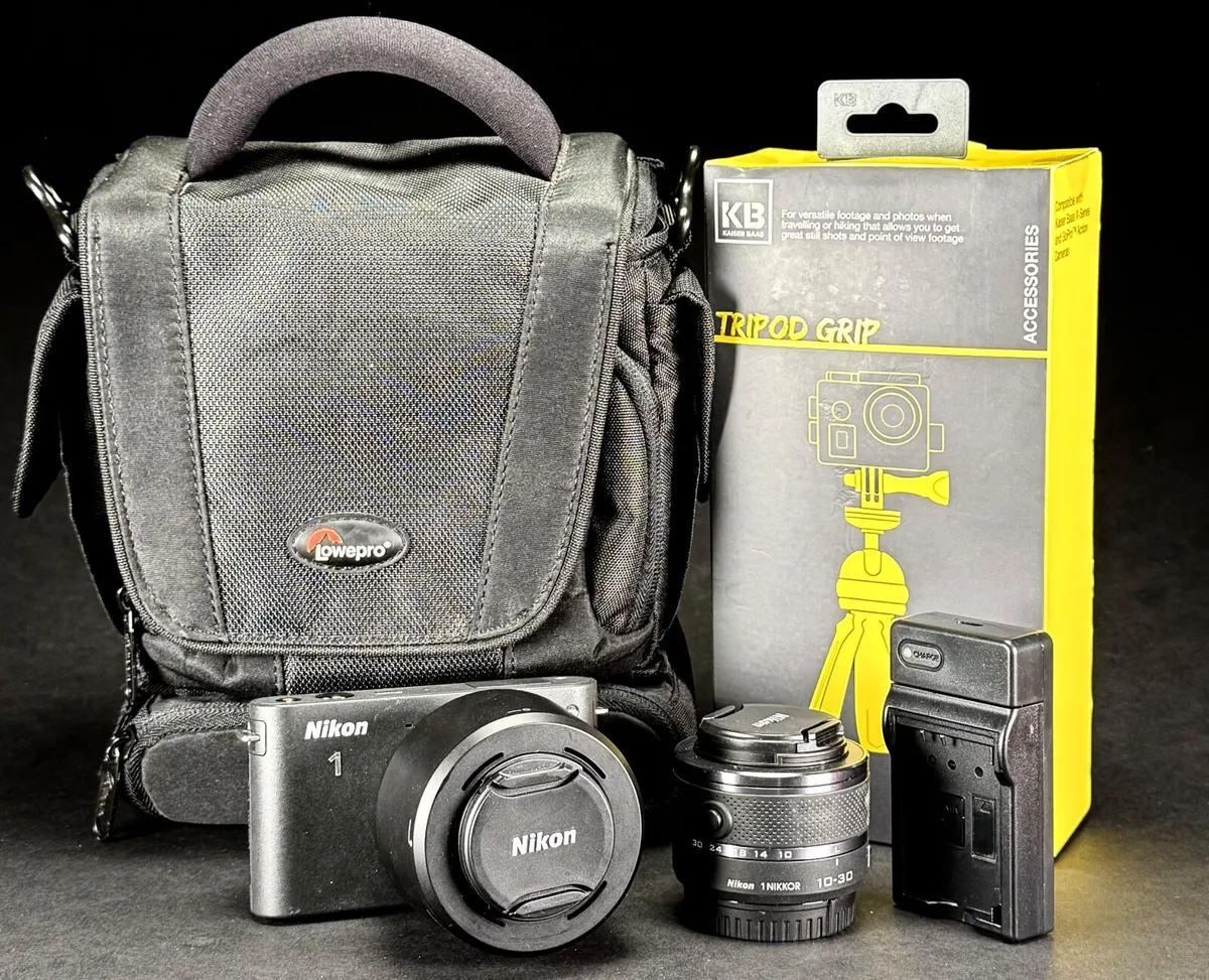 Nikon 1 J1 mirrorless digital camera bundle - Image 1