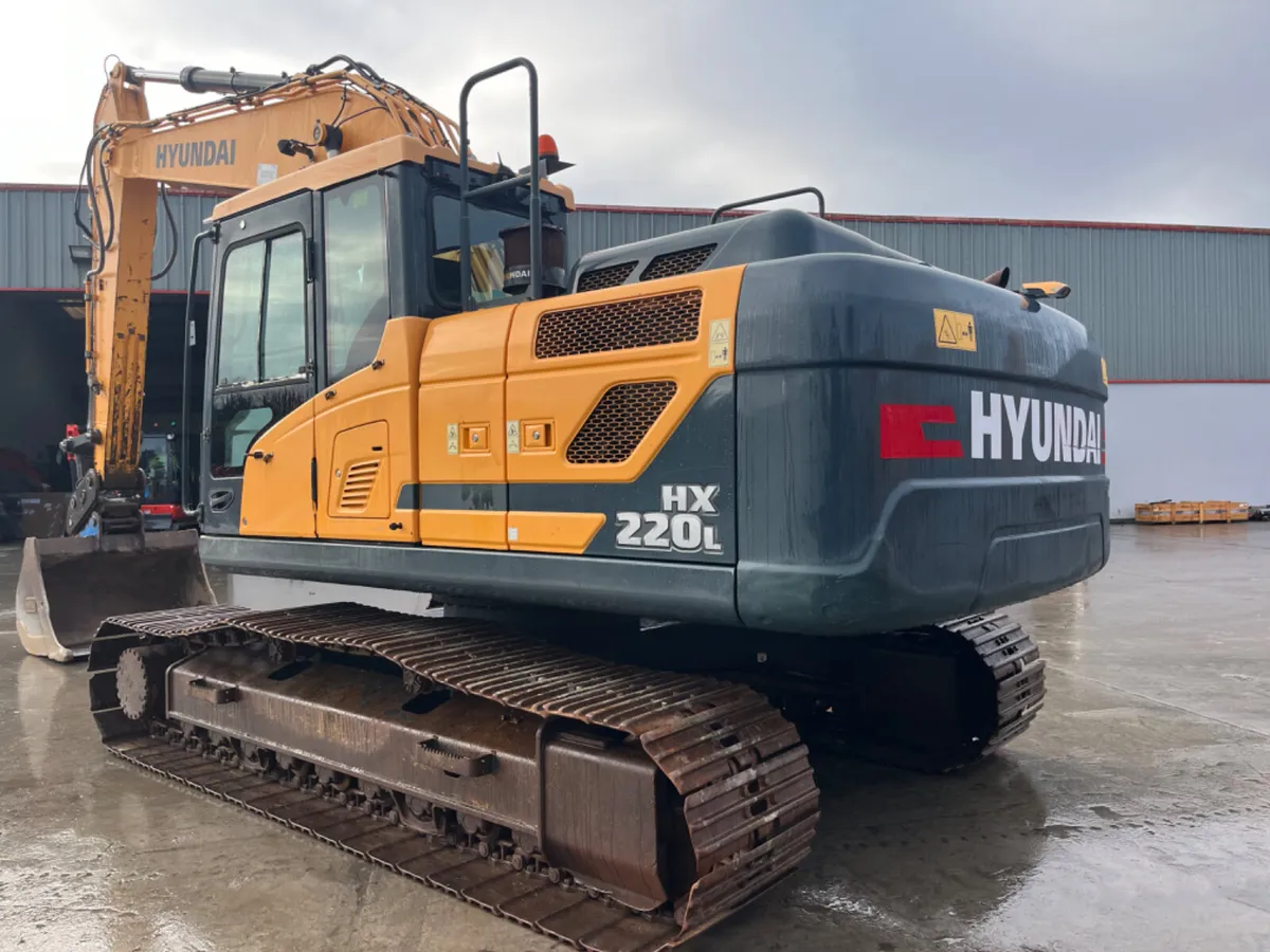 2016 Hyundai HX220L - Image 3