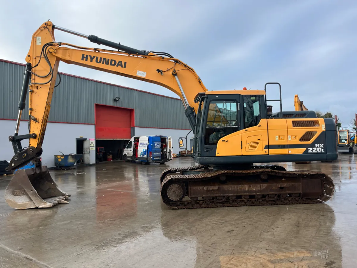 2016 Hyundai HX220L - Image 1