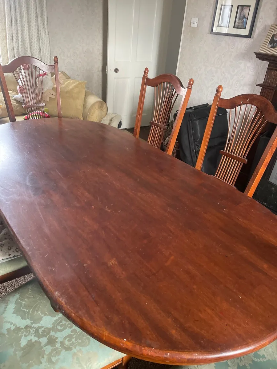 Table and 6 chairs - Image 1