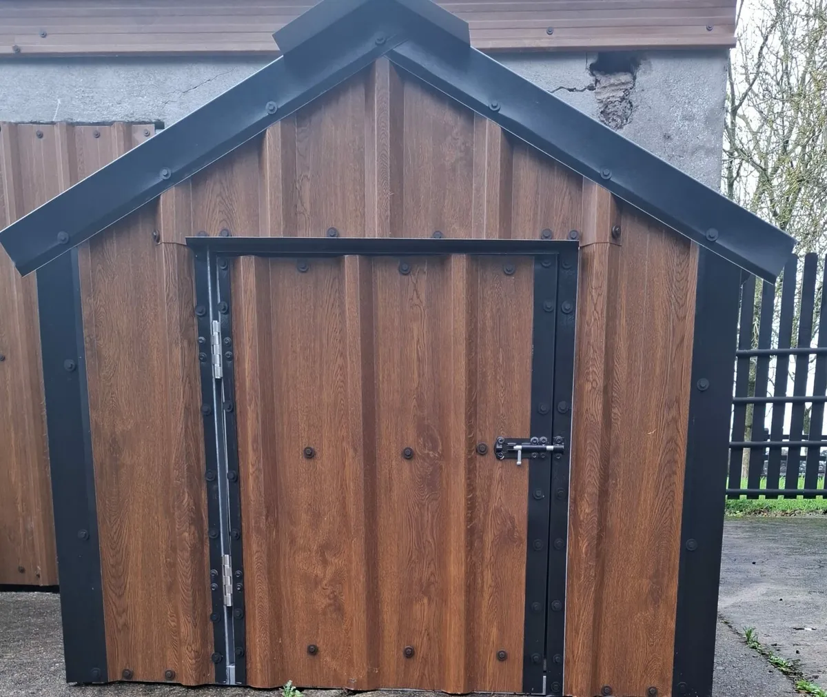 Large steel framed dog house - Image 1