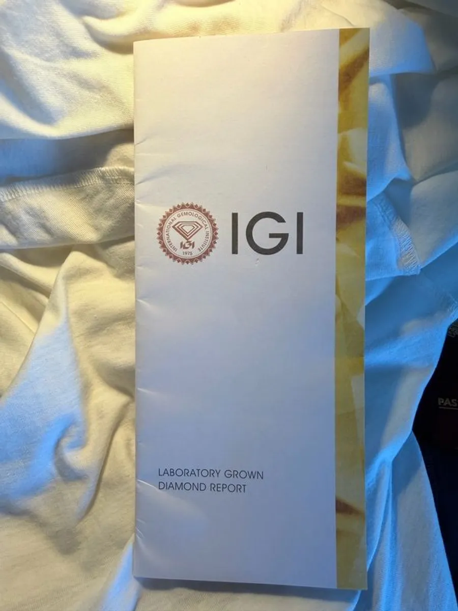 Lab grown 1.53Ct emerald cut platinum ring - Image 4