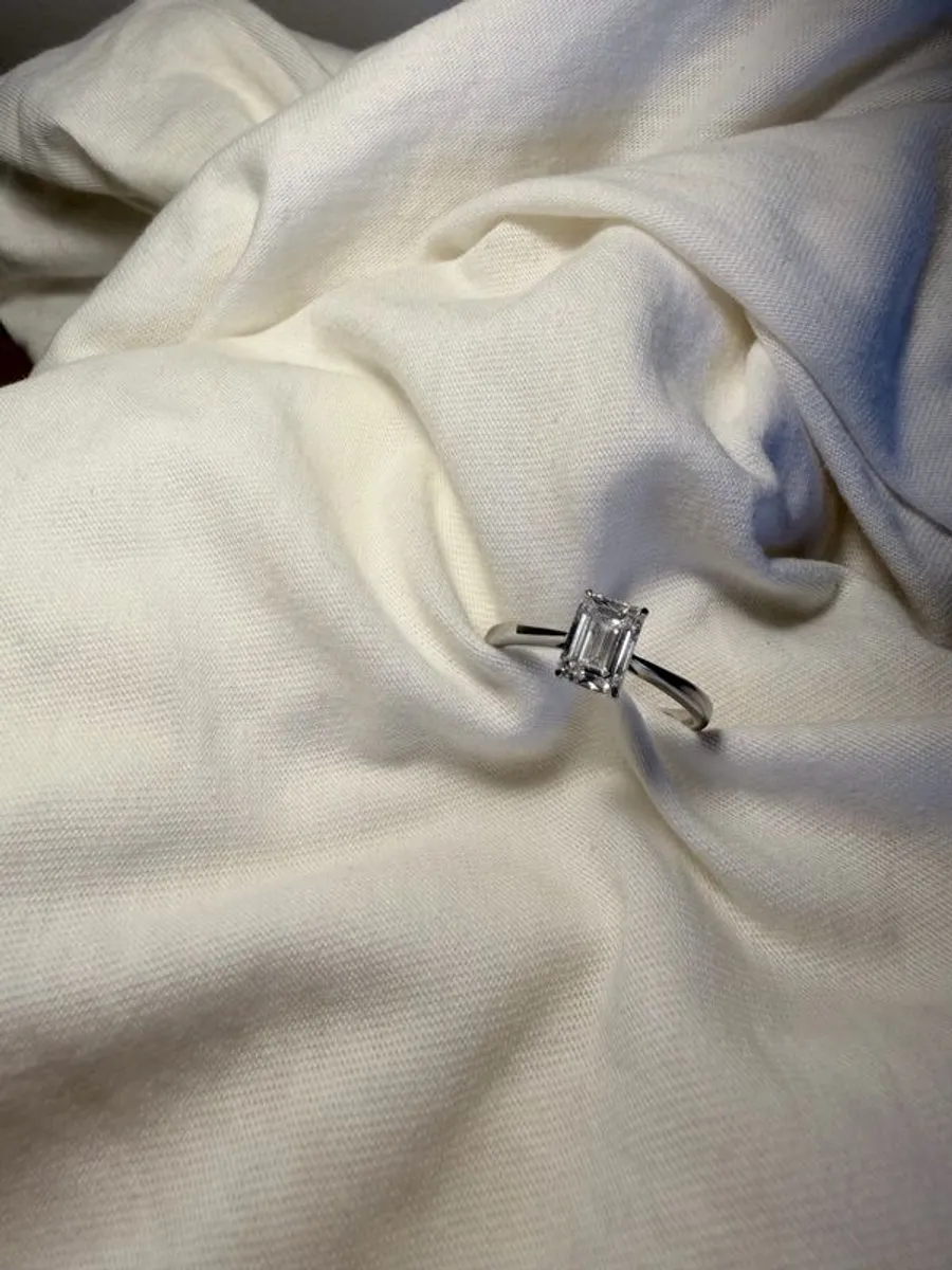 Lab grown 1.53Ct emerald cut platinum ring - Image 2